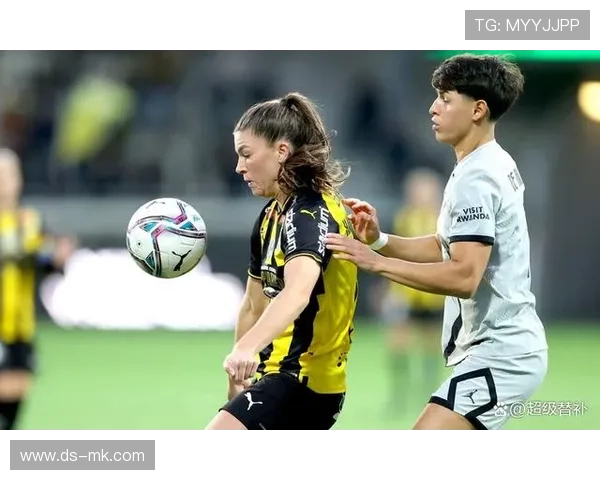 风衣球星：演绎足球场上的优雅与力量，挑战传统的运动时尚新风潮